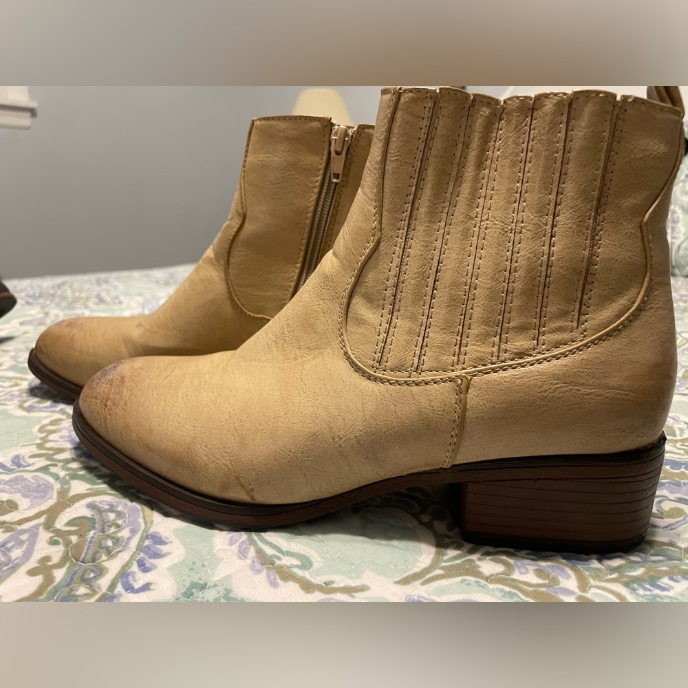 Pierre dumas 9 above ankle cream brush tan cream side zip block heel stretch